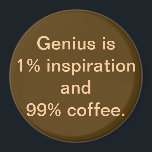 El genio es 1% de inspiración y 99% de imán<br><div class="desc">Este imán ofrece una visión única de una cita antigua. Mantén tu sudoración. ¡Tomaré café! Si estás de acuerdo con ese sentimiento, este es el imán para ti. El diseño presenta un fondo café marrón con una escritura de color crema, que dice: "El genio es 1% inspiración y 99% café"....</div>