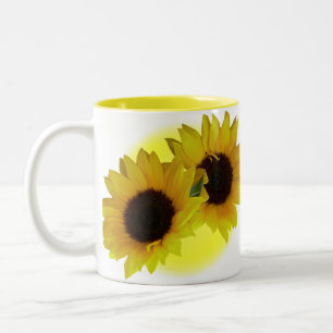 El girasol ahueca las tazas amarillas soleadas del