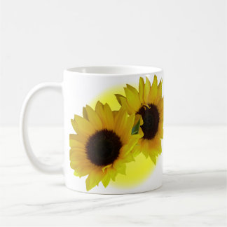 El girasol ahueca las tazas amarillas soleadas del