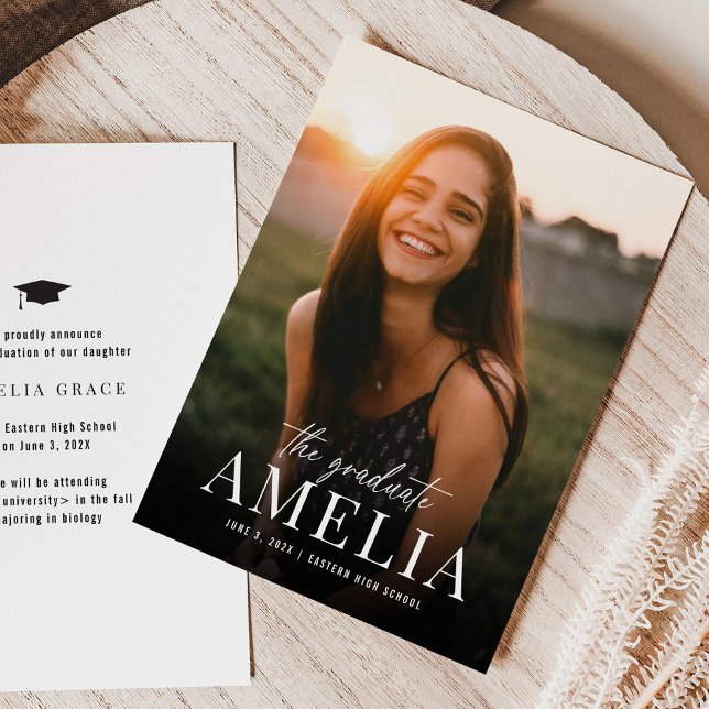 El graduado | Invitación de graduación de nombre n (The Graduate | Bold Name Graduation Announcement)