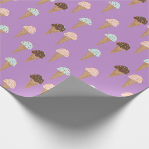 El helado con asperja el papel de regalo púrpura