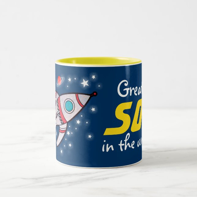 El "HIJO más grande en la taza azul/amarilla del (Centro)