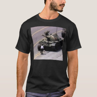 El hombre contra el tanque camiseta clásica