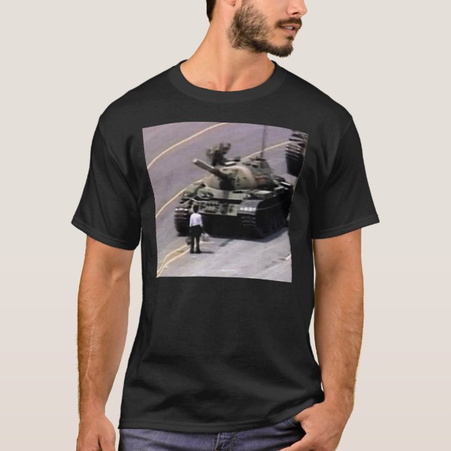 El hombre contra el tanque camiseta clásica (Anverso)