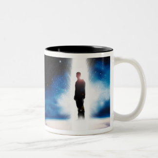 El hombre de la taza de café del diseñador de la
