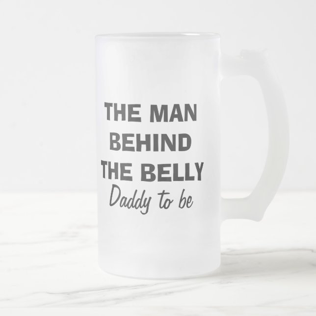El hombre detrás de la taza de cerveza del vientre (Derecha)