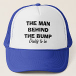 El hombre detrás del bulto | Divertido gorra para<br><div class="desc">El hombre detrás del bulto | Divertido gorra para papá. Humor del embarazo para el padre expectante. Invitación de recién nacido para los hombres.</div>