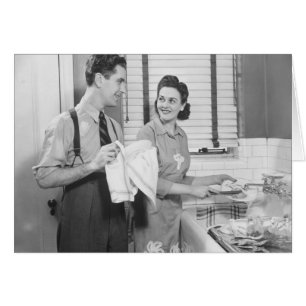 El hombre y la mujer preparan platos