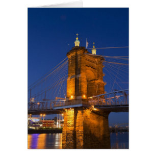 El horizonte de Cincinnati, Ohio, EE. UU. al anoch