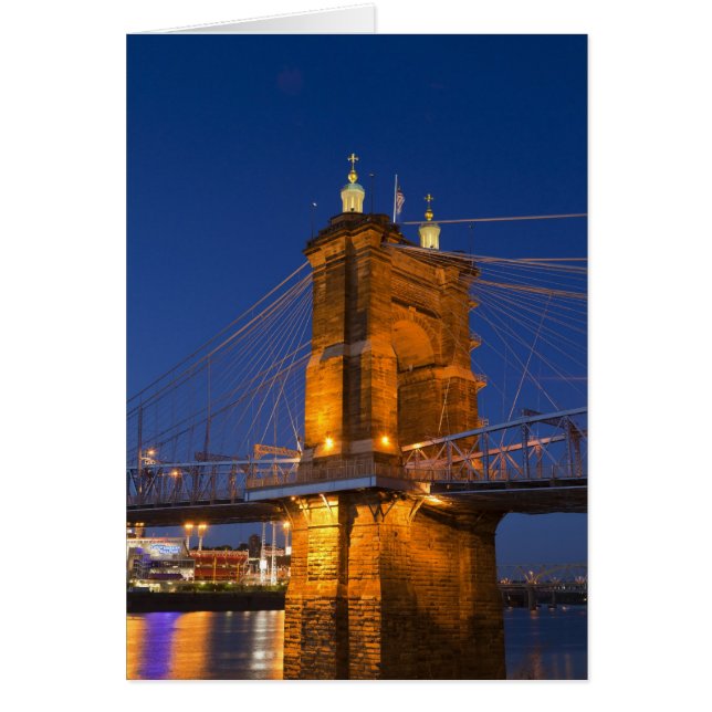 El horizonte de Cincinnati, Ohio, EE. UU. al anoch (Frente)