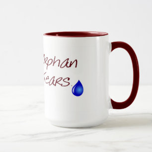 El huérfano rasga la taza