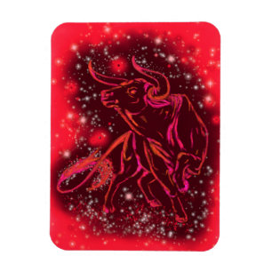 El imán de los toros rojos corriendo en la noche e