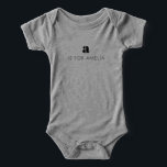 El inicio personalizado es para el nombre dulce se<br><div class="desc">Esta adorable camiseta infantil presenta un diseño minimalista y retro-moderno, con el nombre inicial y el nombre de tu pequeño en una tipografía dulce y simple. Perfecto para los bebés a los que les gusta mantenerlo estiloso pero subestimado, esta camisa personalizada es una manera reflexiva y única de celebrar su...</div>