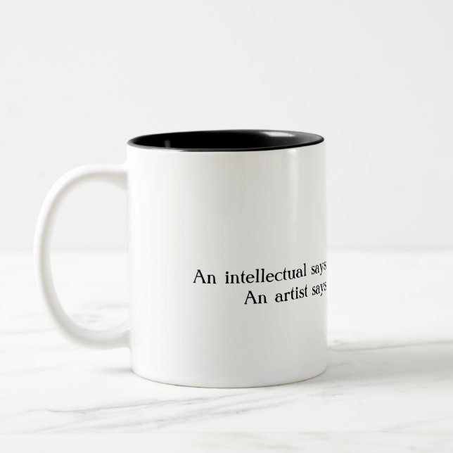 El intelectual contra la taza de Bukowski del (Izquierda)