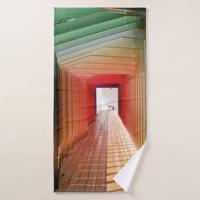 El interior del vestíbulo de madera verde y roja (Toalla de baño)