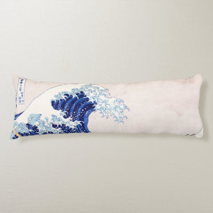El japonés agita la almohada del cuerpo