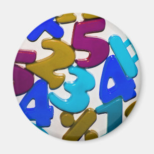 El juguete plástico numera el imán