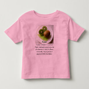 El kiwi embroma la camisa del niño