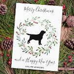 El Labrador Negro Elegante Perro Feliz Navidad<br><div class="desc">Envíe saludos de navidad esta temporada navideña con este elegante labrador negro de Feliz Navidad en una carta de diseño de corona, y decoración a juego. Un regalo maravilloso para todos los amantes de Labrador. Personaliza con el apellido . Esta tarjeta de navidades labradores negros será la favorita entre los...</div>