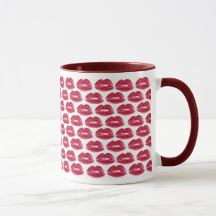 El lápiz labial rojo besa la taza deliciosa de la