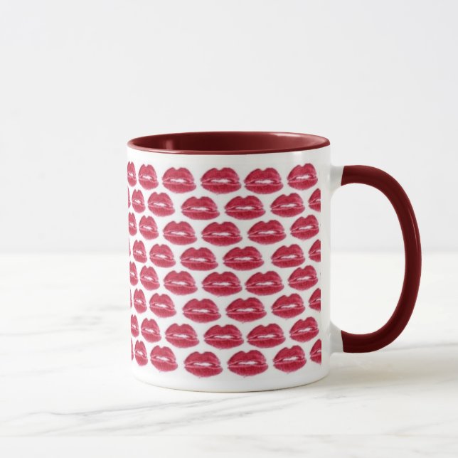 El lápiz labial rojo besa la taza deliciosa de la (Derecha)