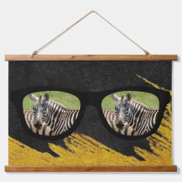 El león africano busca el tapiz colgante de cebra