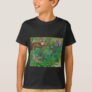 El leopardo de la selva embroma la camiseta oscura