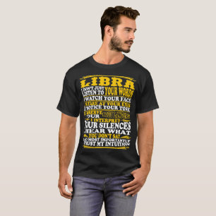 El libra observa para interpretar la camiseta de