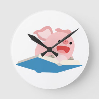 El libro de vuelo y el reloj de pared del cerdo