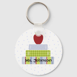 El llavero del profesor apilado de los libros