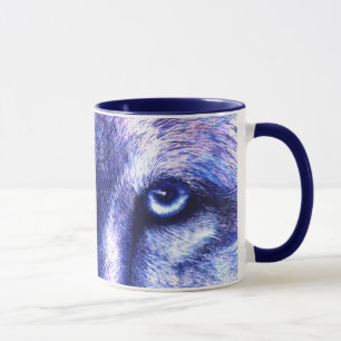 El lobo azul observa la taza