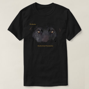 El lobo negro observa la camiseta de los hombres