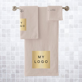 El logotipo de la empresa en el negocio beige