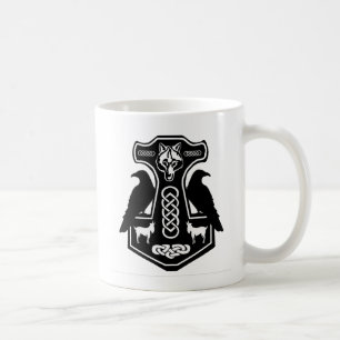 El martillo del Thor pagano con la taza del cuervo