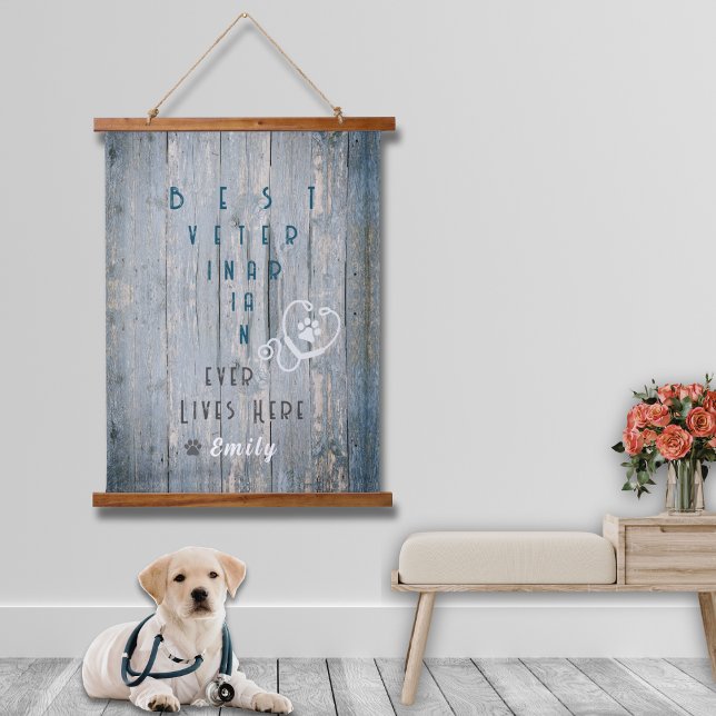 El mejor veterinario que ha vivido aquí en tapiz m (Show off your personalized wood topped tapestry with Best Veterinarian Ever design! Rustic and cute!)
