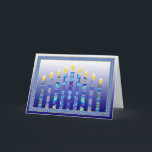 El menorah de Jánuca mira al trasluz la tarjeta<br><div class="desc">Una representación ilustrada moderna de las velas del menorah de Jánuca. Blanco azul y multicolor con verso dentro.  "Deseándole un Jánuca muy feliz".</div>