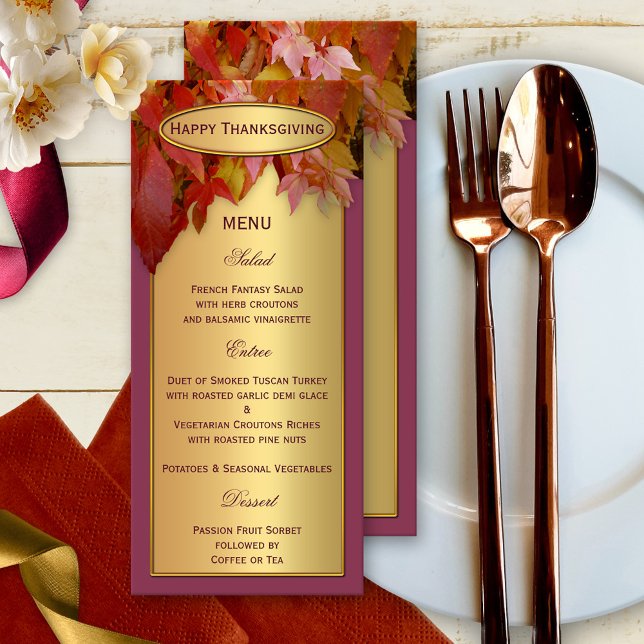 El menú de la cena del Día de Acción de Gracias de (Elegant autumn dinner menu template card featuring a gold printed design with colorful fall leaves)