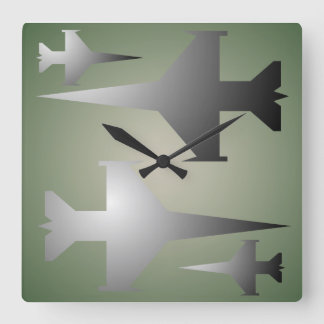 El militar acepilla el reloj de pared