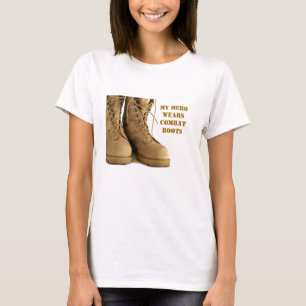 el militar patea la camiseta de las mujeres