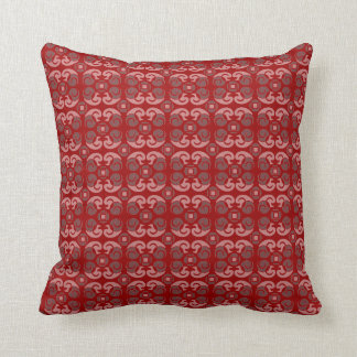 El modelo entonó la almohada gris roja de la
