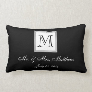 El monograma blanco negro nombra la almohada del