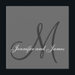 El monograma elegante de las invitaciones de la<br><div class="desc">Diseño elegante de la invitación de la boda del monograma de Elke Clarke ©2008. Personalizar con su monograma, nombres y colores del boda. Añada toda su información del boda en la parte de atrás de la tarjeta usando los avisos fáciles de utilizar del menú de Zazzle. Ninguna tarjeta de RSVP...</div>
