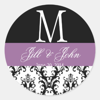 El monograma púrpura de la boda nombra el sello