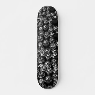 El monopatín de Spraypaint cerca TIENE joyas