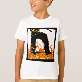El monopatín flamea la camiseta