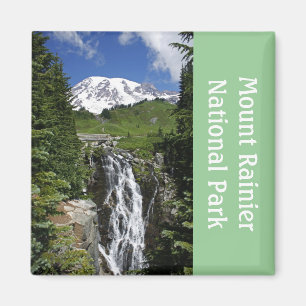 El Monte Rainier con el imán de la cascada