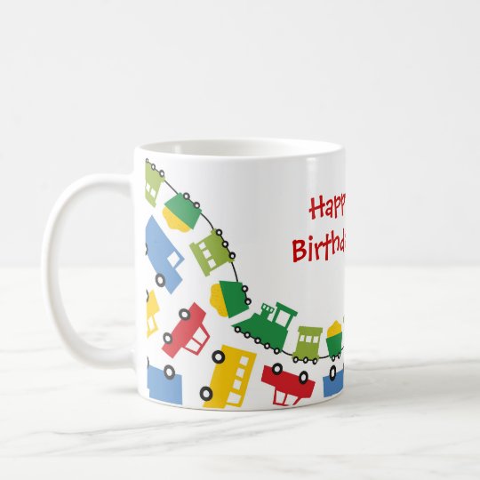 El muchacho del cumpleaños juega los camiones taza de café