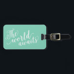 El mundo espera en el mar | Etiqueta de maleta<br><div class="desc">Viajar con estilo con una etiqueta de equipaje de diseño personalizado! Etiquetas modernas y de diseño vestirán su equipaje y le facilitarán la identificación rápida de su equipaje en el equipaje. Personalice este elemento agregando su nombre y detalles de contacto. Personalizar fácilmente el color de fondo a la sombra que...</div>