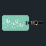 El mundo espera en el mar | Etiqueta de maleta<br><div class="desc">Viajar con estilo con una etiqueta de equipaje de diseño personalizado! Etiquetas modernas y de diseño vestirán su equipaje y le facilitarán la identificación rápida de su equipaje en el equipaje. Personalice este elemento agregando su nombre y detalles de contacto. Personalizar fácilmente el color de fondo a la sombra que...</div>