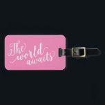 El mundo espera en rosa | Etiqueta de maleta<br><div class="desc">Viajar con estilo con una etiqueta de equipaje de diseño personalizado! Etiquetas modernas y de diseño vestirán su equipaje y le facilitarán la identificación rápida de su equipaje en el equipaje. Personalice este elemento agregando su nombre y detalles de contacto. Personalizar fácilmente el color de fondo a la sombra que...</div>